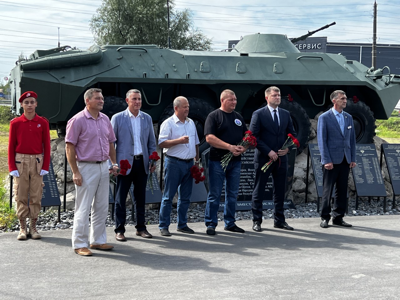 Алексей Митюнов поздравил десантников с Днём ВДВ | 02.08.2023 | Великий  Новгород - БезФормата