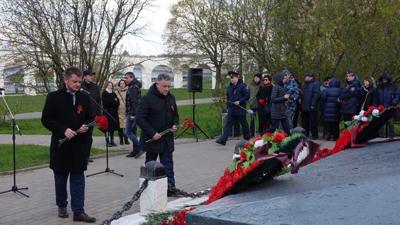 Новгородцы возложили цветы и венки к мемориалам и воинским захоронениям |  08.05.2024 | Великий Новгород - БезФормата