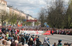 На фото шествие "Бессмертного полка" в Великом Новгороде 9 мая 2015 года